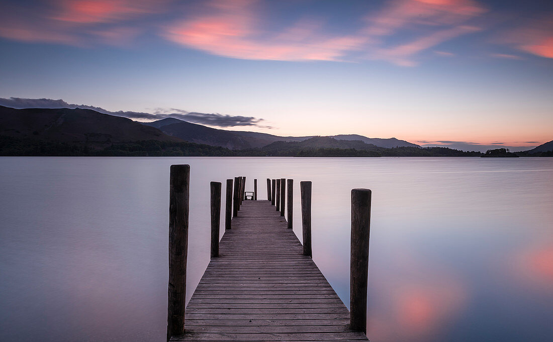 Fähranlegestelle auf Derwent Water bei Sonnenuntergang nahe Ashness Bridge in Borrowdale, im Lake District National Park, UNESCO-Weltkulturerbe, Cumbria, England, Vereinigtes Königreich, Europa