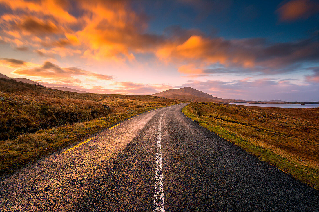 Sonnenuntergang im Naturpark Connemara, Connemara, Grafschaft Galway, Connacht, Republik Irland, Europa