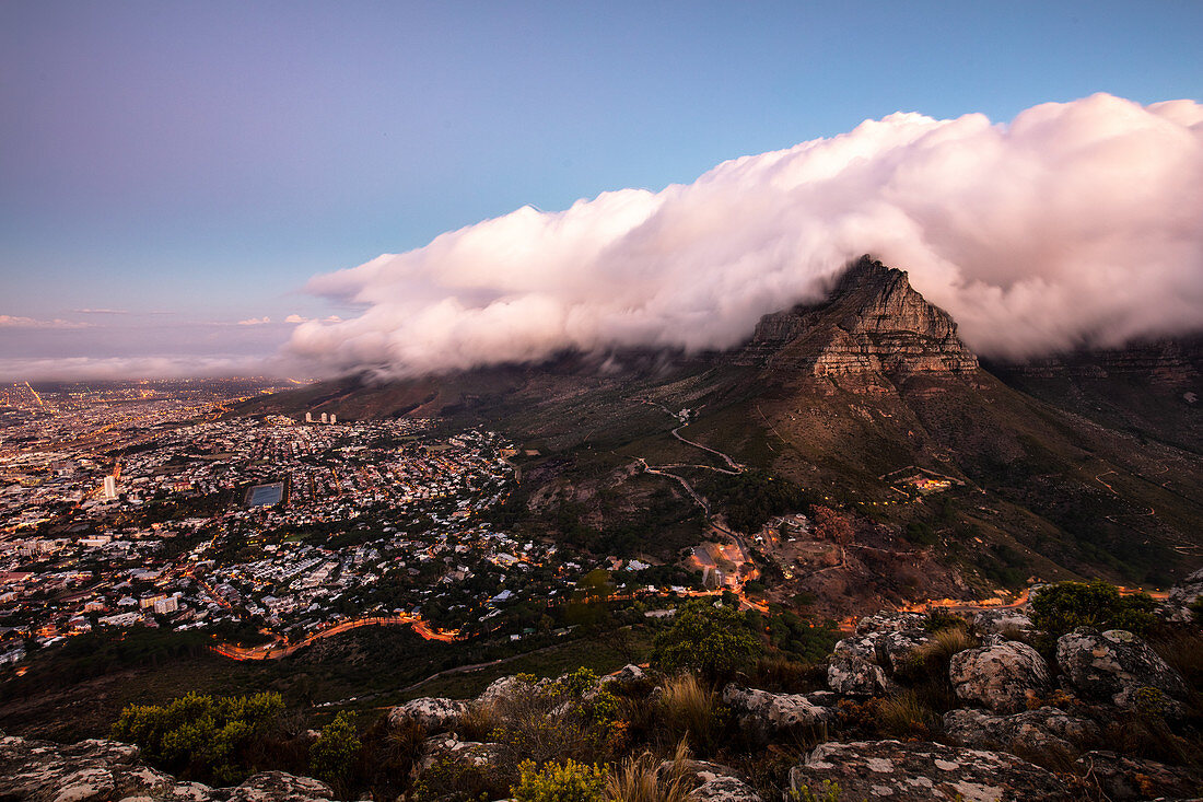 Tafelberg bei Sonnenuntergang, Stadt von der Spitze des Löwenkopfes, Kapstadt, Südafrika, Afrika