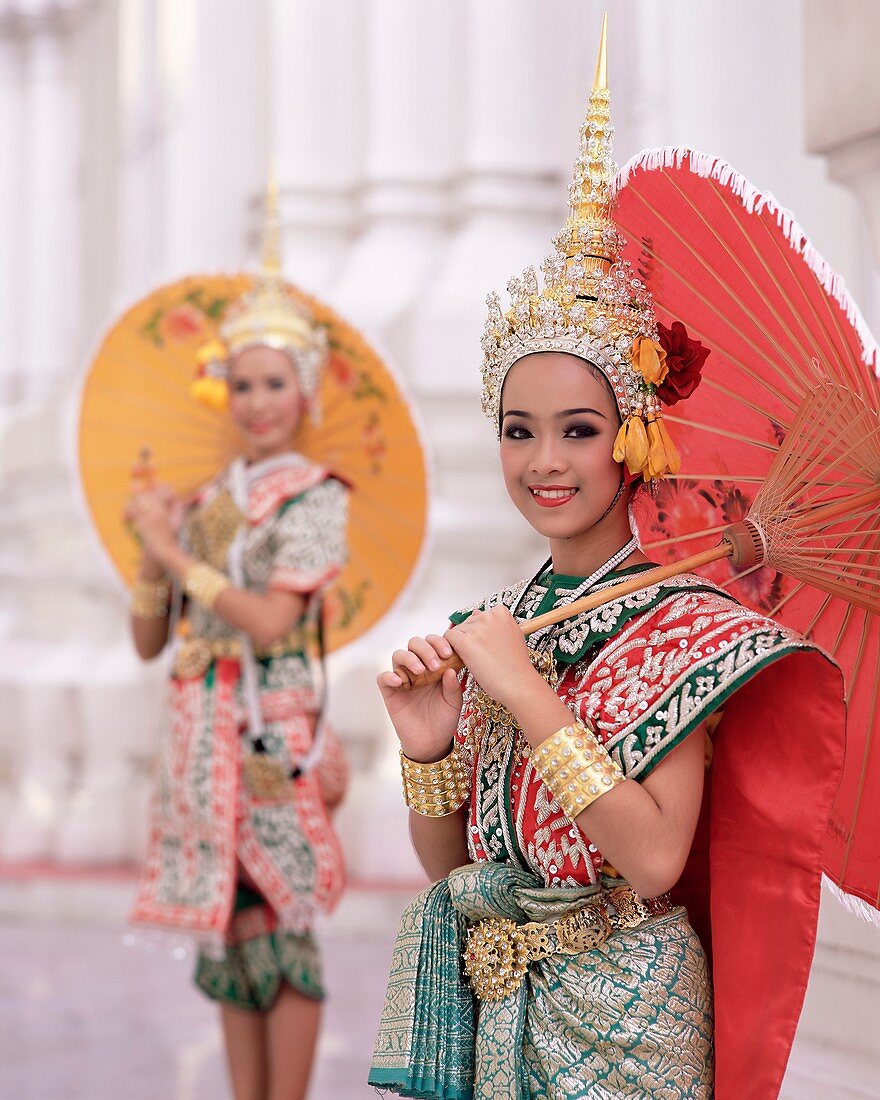 Zwei Tänzerinnen im traditionellen thailändischen Tanzkostüm, Bangkok, Thailand, Südostasien, Asien