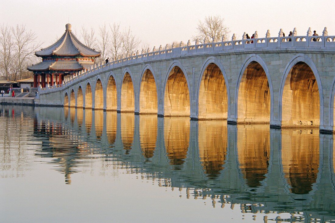 Siebzehn-Bogen-Brücke, Kunming See, Sommerpalast, Peking, China