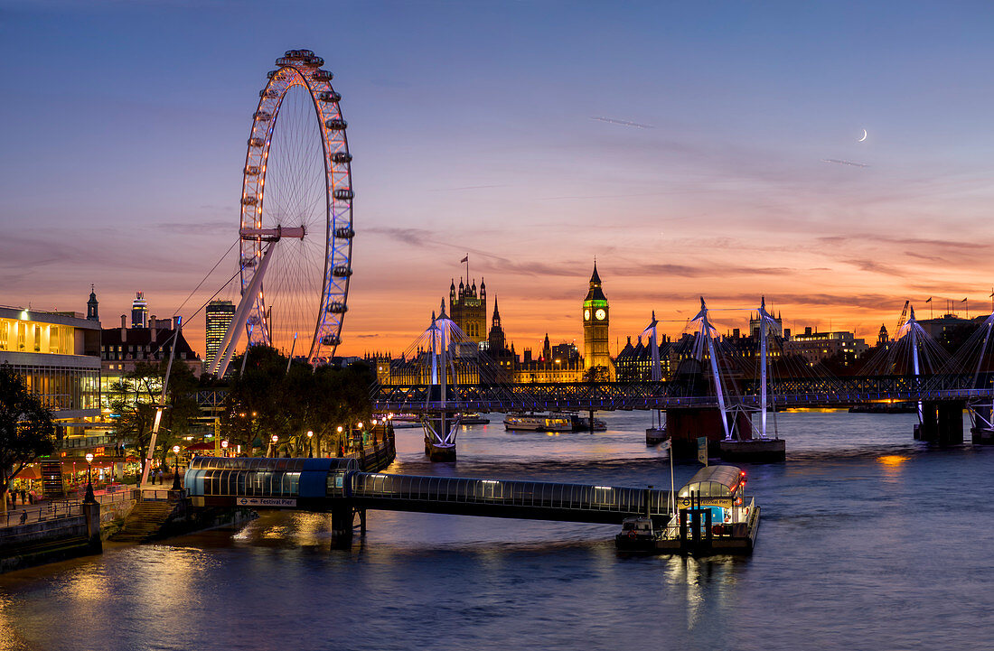Millenium Wheel (London Eye) mit Big Ben auf der Skyline jenseits bei Sonnenuntergang, London, England, Großbritannien, Europa