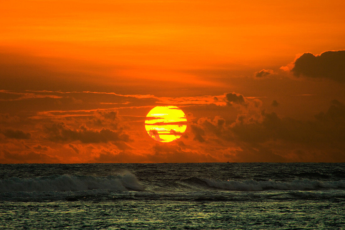 Sonnenuntergang an der schönen Südküste bei Mirissa, nahe Matara, Südprovinz, Sri Lanka, Asien