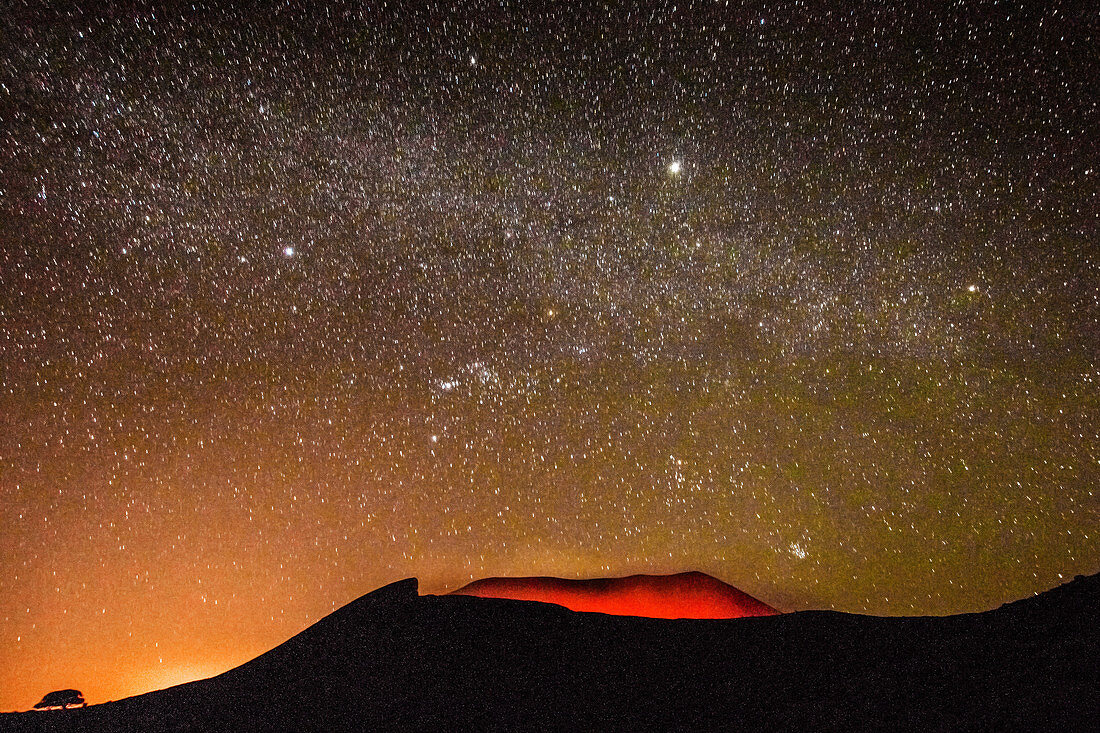 Glühender aktiver Vulkankrater von Volcan Telica in einer sternenklaren Nacht mit der Milchstraße, dem Orion und den Plejaden, Leon, Nicaragua, Mittelamerika