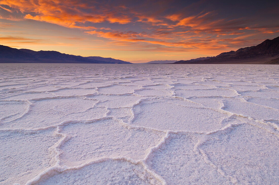 Sonnenuntergang über die Salzablagerung in Salzpfanne Badwater Basin, 282 Fuß unter dem Meeresspiegel und der niedrigste Platz in Nordamerika, Death Valley National Park, Kalifornien, Vereinigte Staaten von Amerika, Nordamerika