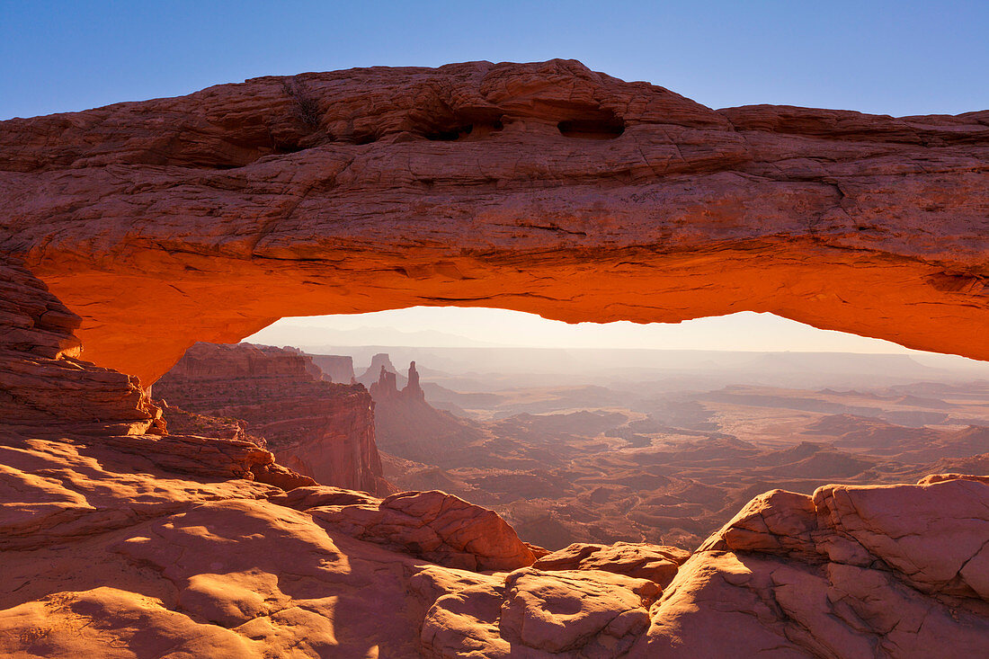 Mesa Arch Sonnenaufgang, Island in the Sky, Canyonlands National Park, Utah, Vereinigte Staaten von Amerika, Nordamerika