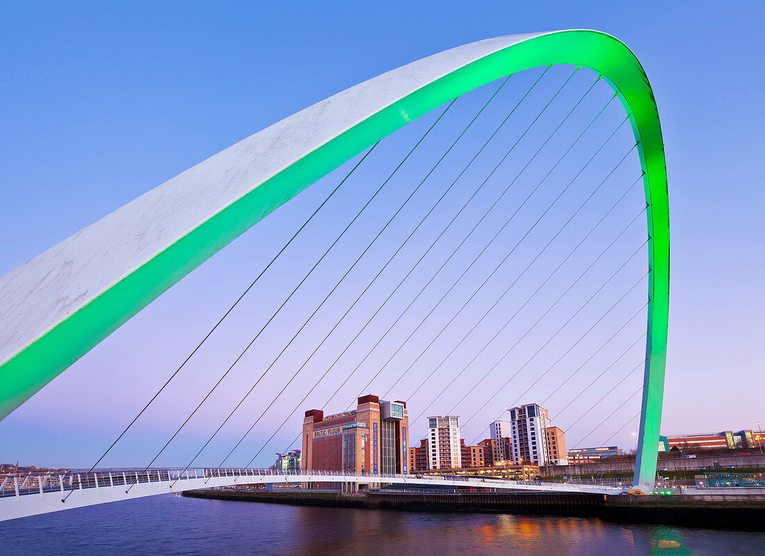 Gateshead Millennium Bridge über den Fluss Tyne, Newcastle-upon-Tyne, Tyne und Wear, Tyneside, England, Großbritannien, Europa