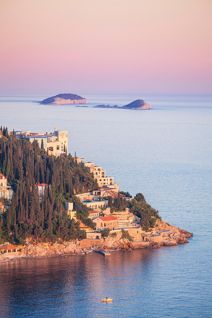Sonnenuntergang an der dalmatinischen Küste mit den Inseln Otok Bobara und Mrkan, Riviera Dubrovnik, Dubrovnik, Kroatien, Europa