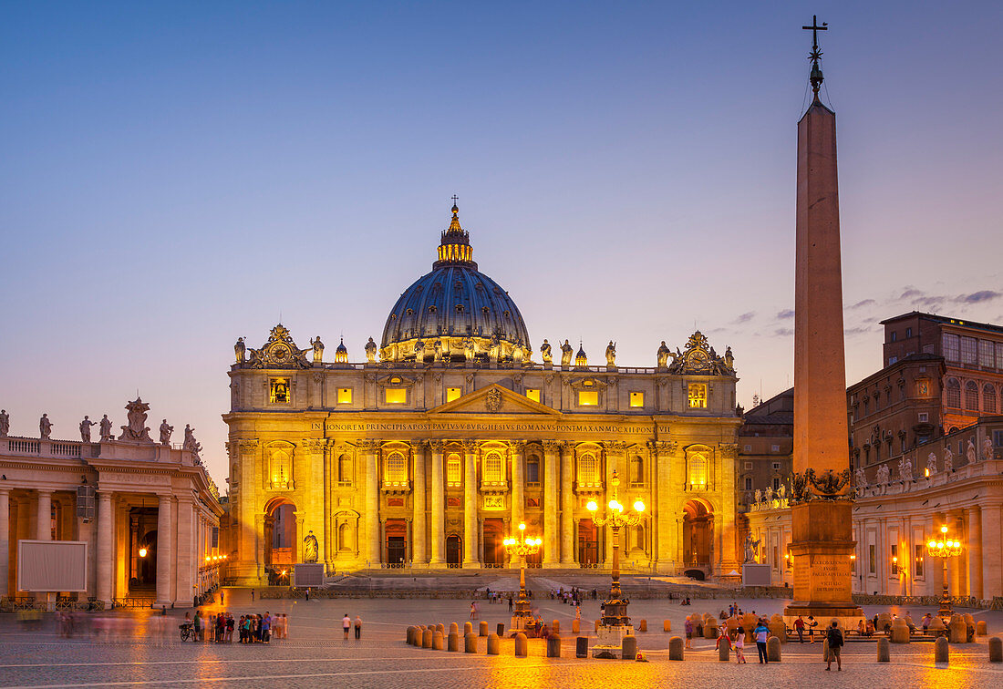 St. Peters Square and St. Peters Basilica at night, Vatican City, UNESCO World Heritage Site, Rome, Lazio, Italy, Europe