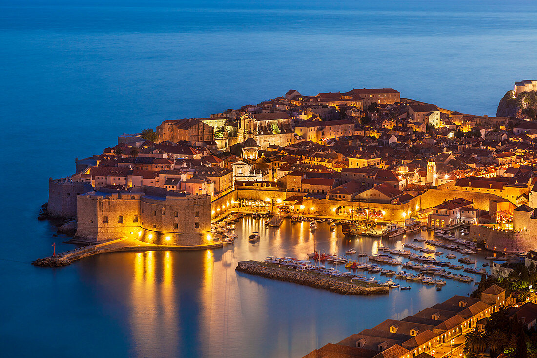 Luftaufnahme des alten Hafens und der Altstadt von Dubrovnik bei Nacht, UNESCO-Weltkulturerbe, Dubrovnik, dalmatinische Küste, Kroatien, Europa