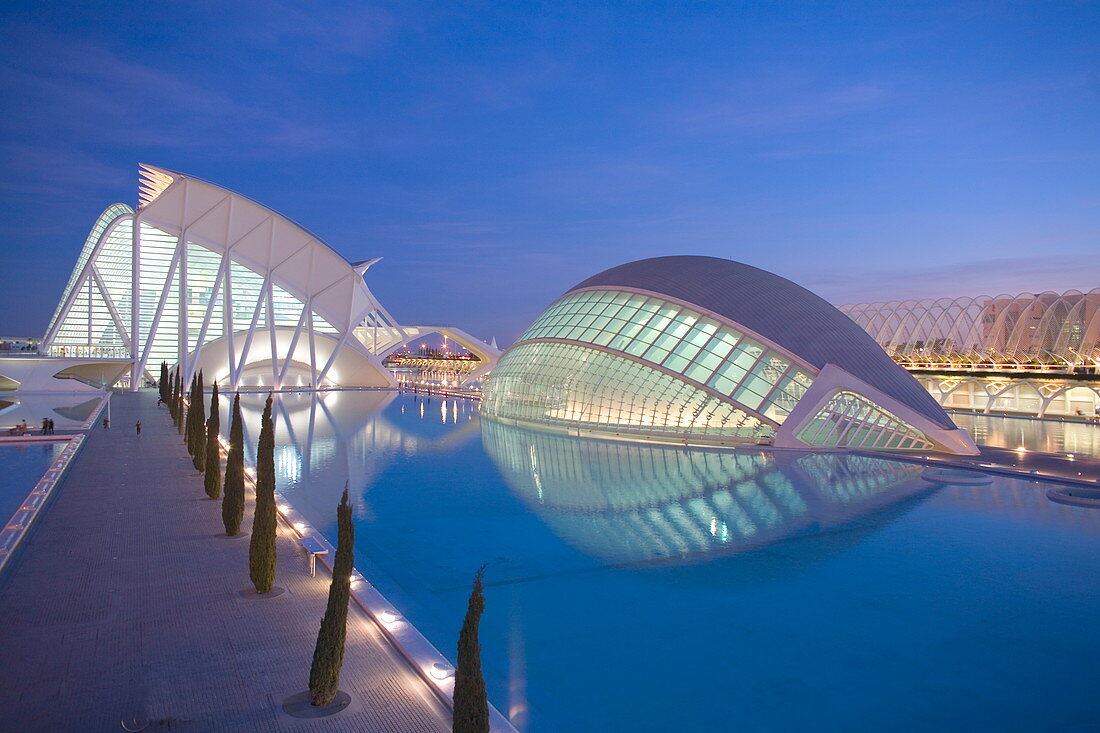 Hemisferic (Planetarium) und Principe Felipe Science Museum in der Abenddämmerung, Architekt Santiago Calatrava, Stadt der Künste und Wissenschaften, Valencia, Spanien, Europa