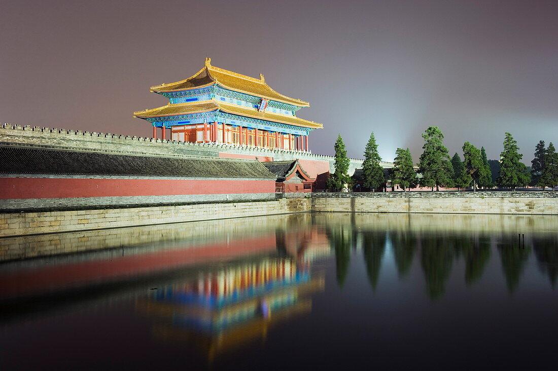 Nordtor der Verbotenen Stadt spiegelt sich im Wasser, Palastmuseum, UNESCO-Weltkulturerbe, Peking, China, Asien