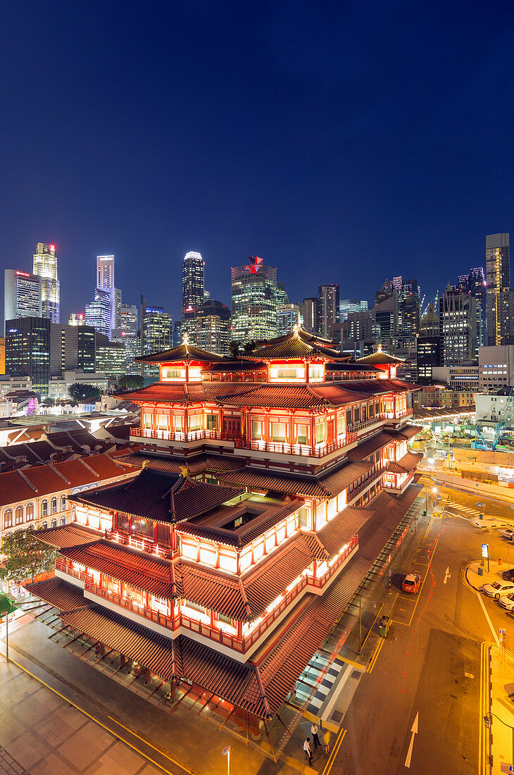 Buddha Tooth Relic temple with city backdrop, Chinatown, Singapore, Southeast Asia, Asia
