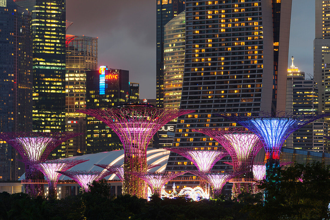 Gardens by the Bay', Supertree Grove und Marina Bay Sands Hotel und Casino, Singapur, Südostasien, Asien