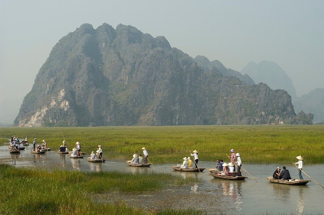 Stocherkähne im Flussdelta, Kalksteingebirgslandschaft, Van Long, Ninh Binh, südlich von Hanoi, Nordvietnam, Südostasien, Asien