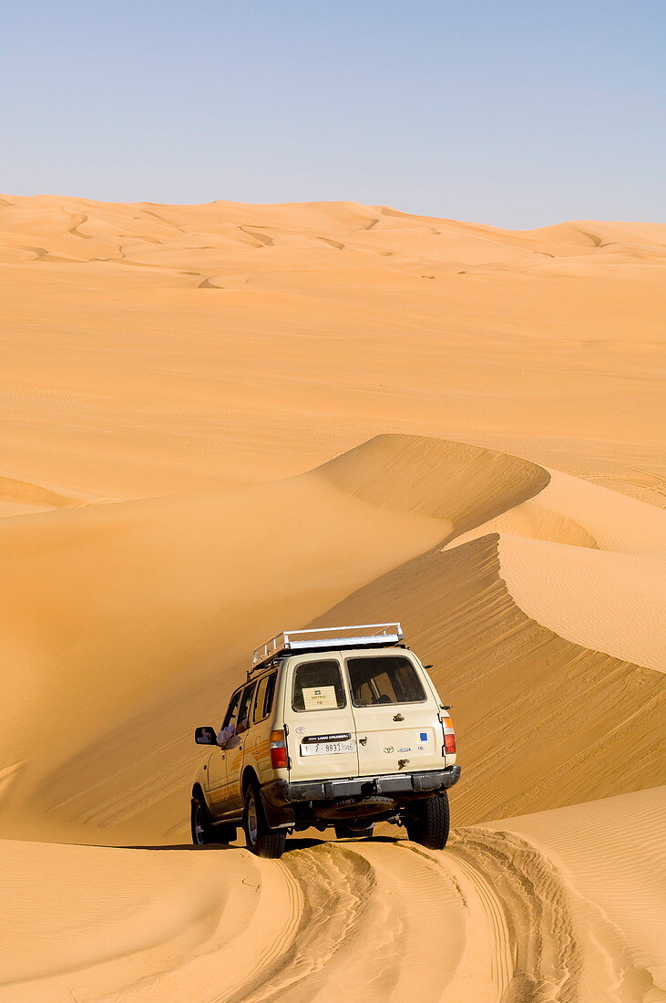 SUV on sand dunes, Erg Awbari, Sahara desert, Fezzan, Libya, North Africa, Africa