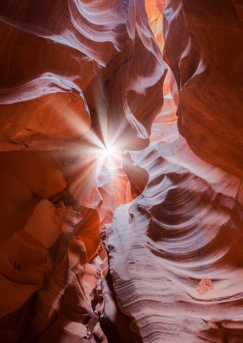 Rote Felsformationen mit Sonnenlicht im Slot Canyon des Upper Antelope Canyon bei Page, Arizona, USA