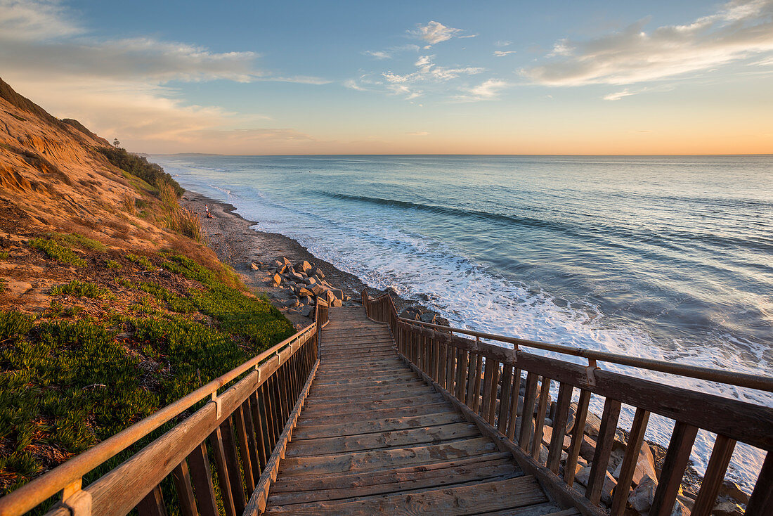 Sonnenuntergang mit Treppe zum Strand an der Westküste in Kalifornien\n