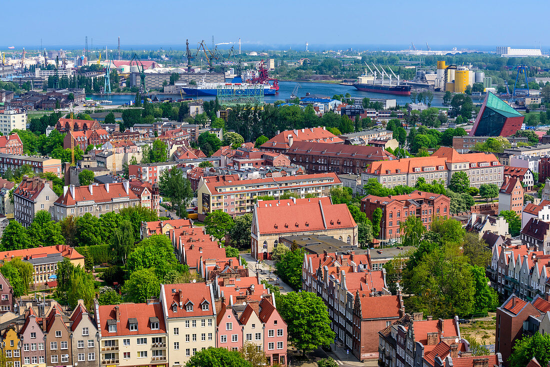 Blick vom Turm der Marienkirche (Mariacki-Kirche) nach Norden, Mlode Miasto (junge Stadt) und Hafen mit Werft, Danzig, Polen, Europa