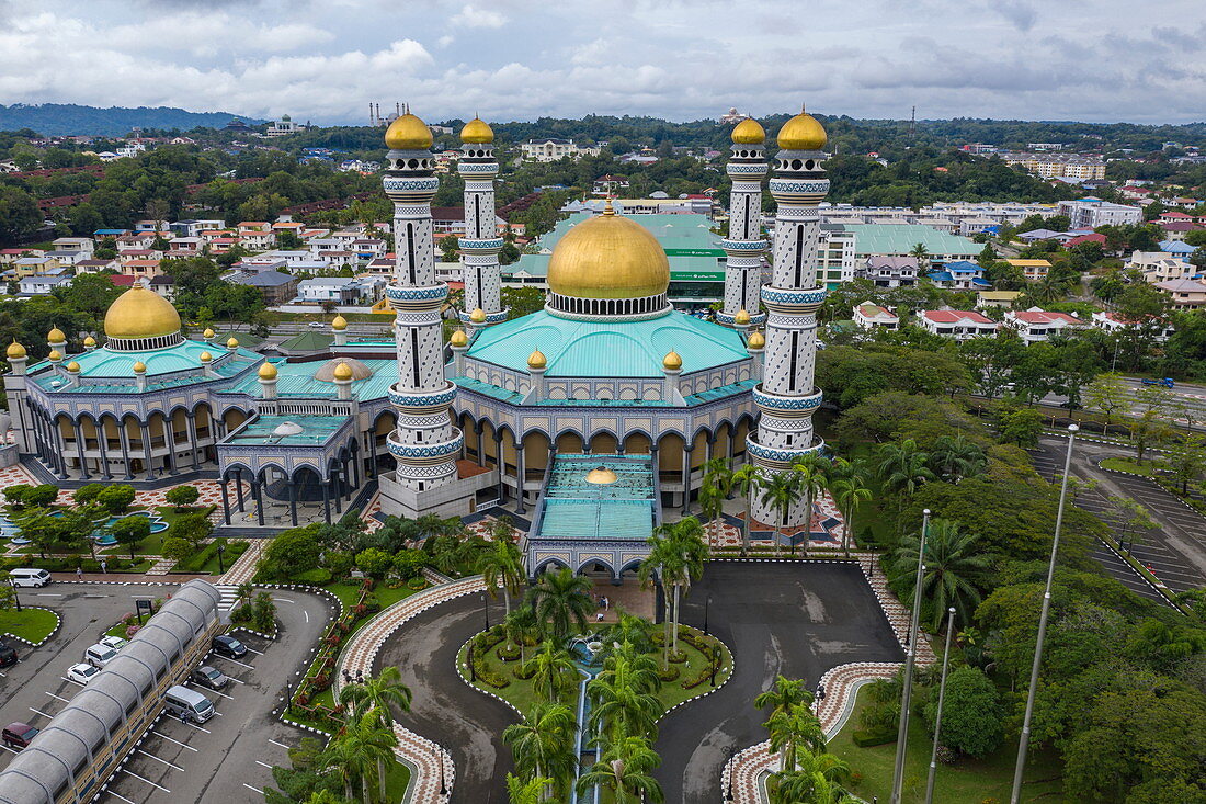 Luftaufnahme der Jame Asr Hassanil Bolkiah Moschee, Gadong B, Bandar Seri Begawan, Bezirk Brunei-Muara, Brunei, Asien