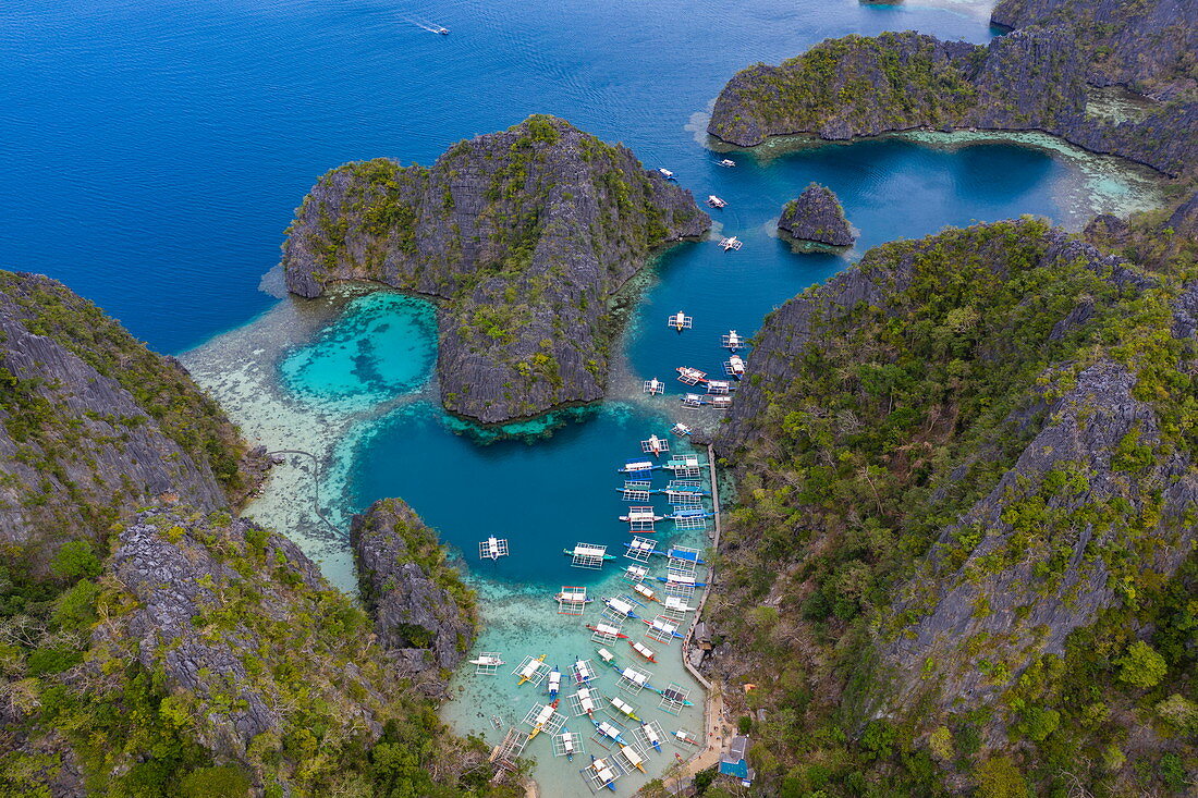 Luftaufnahme der traditionellen philippinischen Banca-Auslegerkanus, Lagune nahe Kayangan See, Banuang Daan, Coron, Palawan, Philippinen, Asien