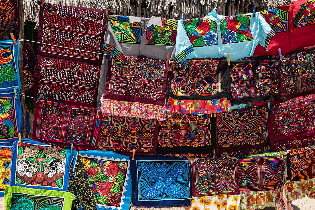 Molas, Kunsthandwerk mit traditionellem indigenem Kunstmotiv zum Verkauf am Souvenirstand, Isla Aroma, San Blas Inseln, Panama, Karibik