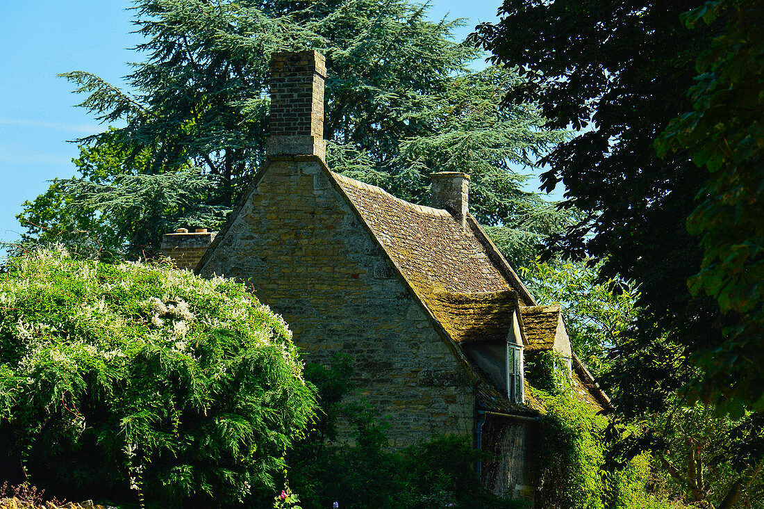 Blick auf ein altes, kleines Cottage im Park, Branston, Lincolnshire, England