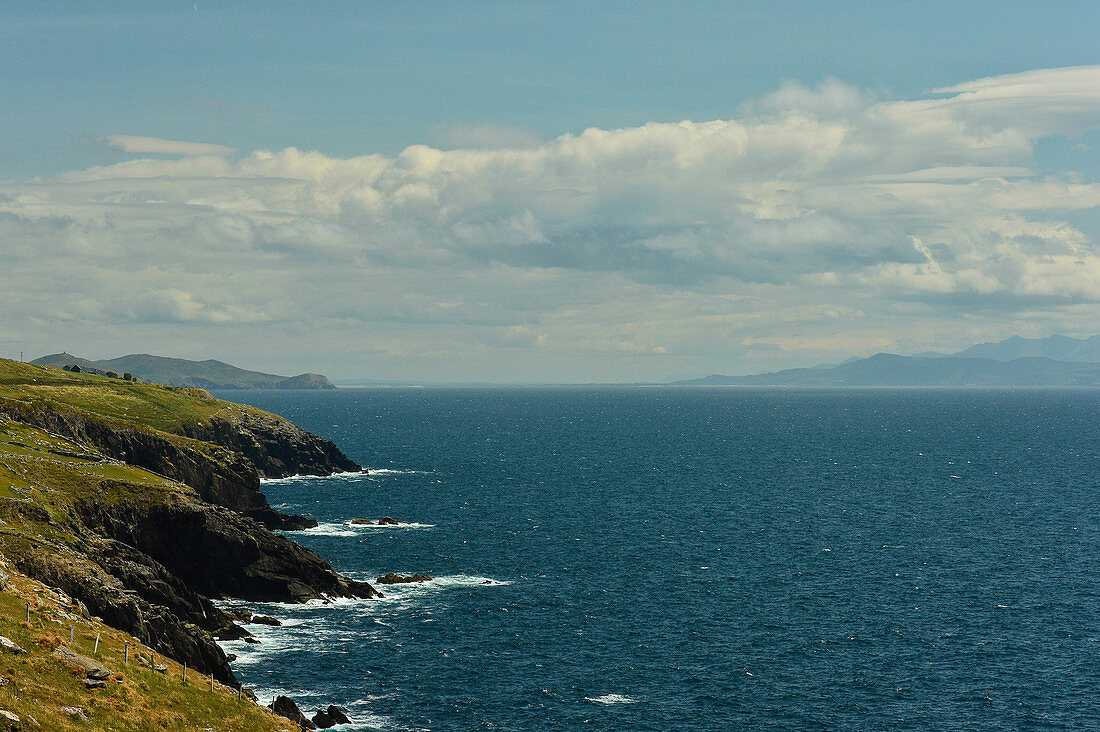 Klippen und wilder Atlantik in der Nähe von Annascaul, County Kerry, Irland