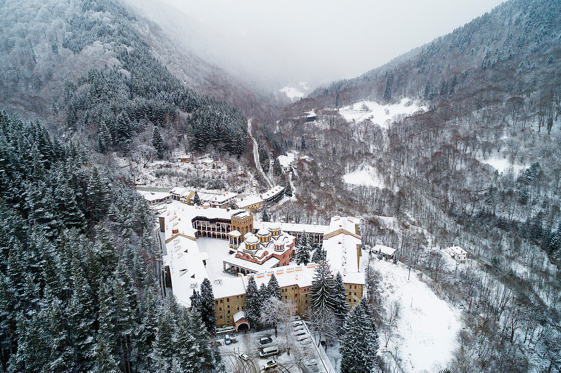 Luftaufnahme der Geburtskirche der Jungfrau Maria im Kloster Rila, UNESCO-Weltkulturerbe, Bulgarien, Europa