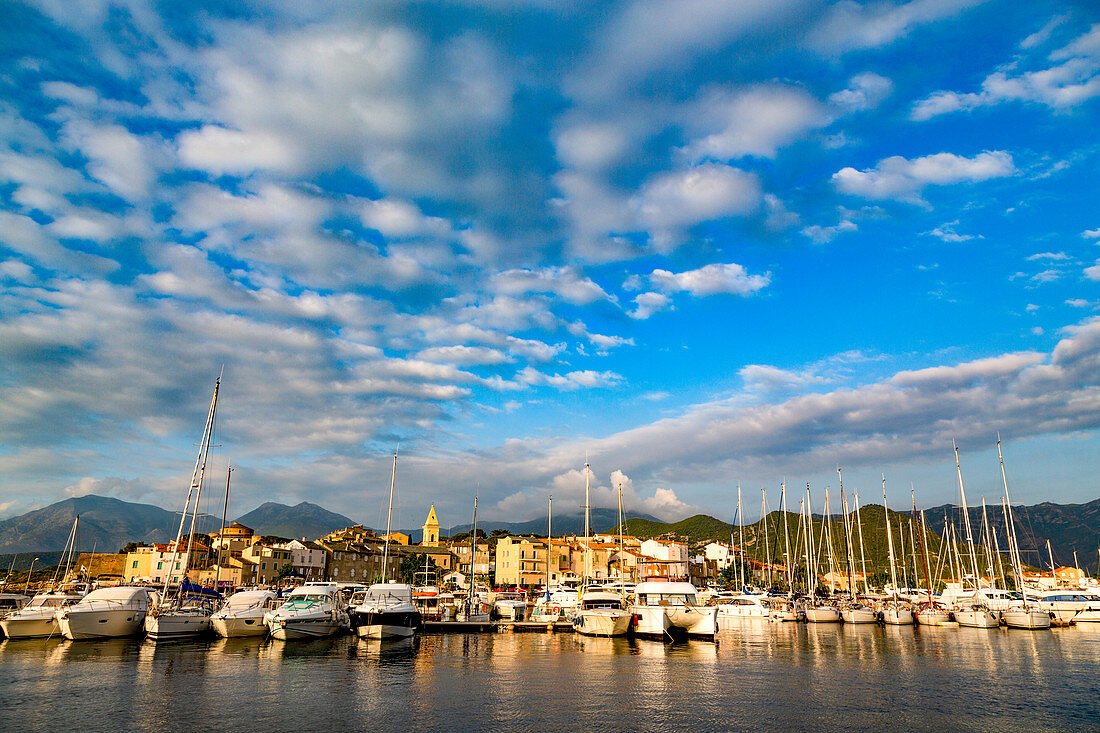 Boote im kleinen Hafen von Saint Florent in Nordkorsika, Frankreich, Mittelmeer, Europa