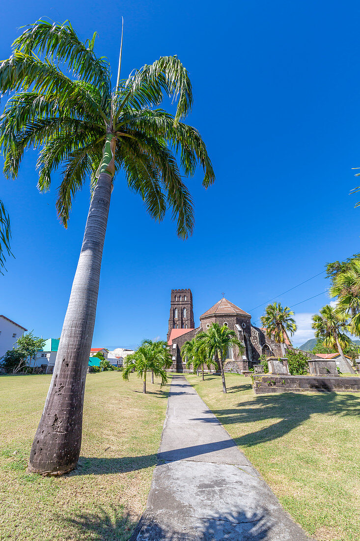 Blick auf St. Georg mit der anglikanischen Kirche St. Barnabas, Basseterre, St. Kitts und Nevis, Westindische Inseln, Karibik, Mittelamerika