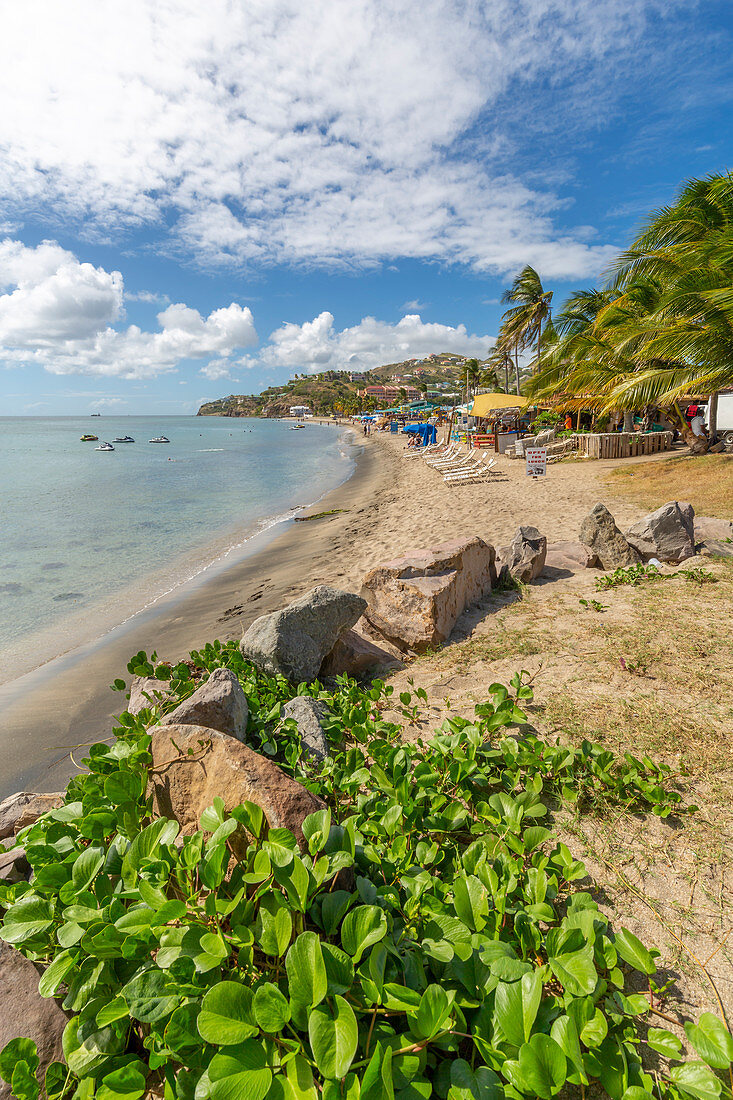 Blick auf den Strand von Fregatte Bay, Basseterre, St. Kitts und Nevis, Westindische Inseln, Karibik, Mittelamerika