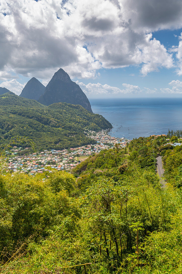 Blick auf Soufriere mit den Pitons, UNESCO-Weltkulturerbe, dahinter St. Lucia, Windward-Inseln, Westindische Karibik, Mittelamerika