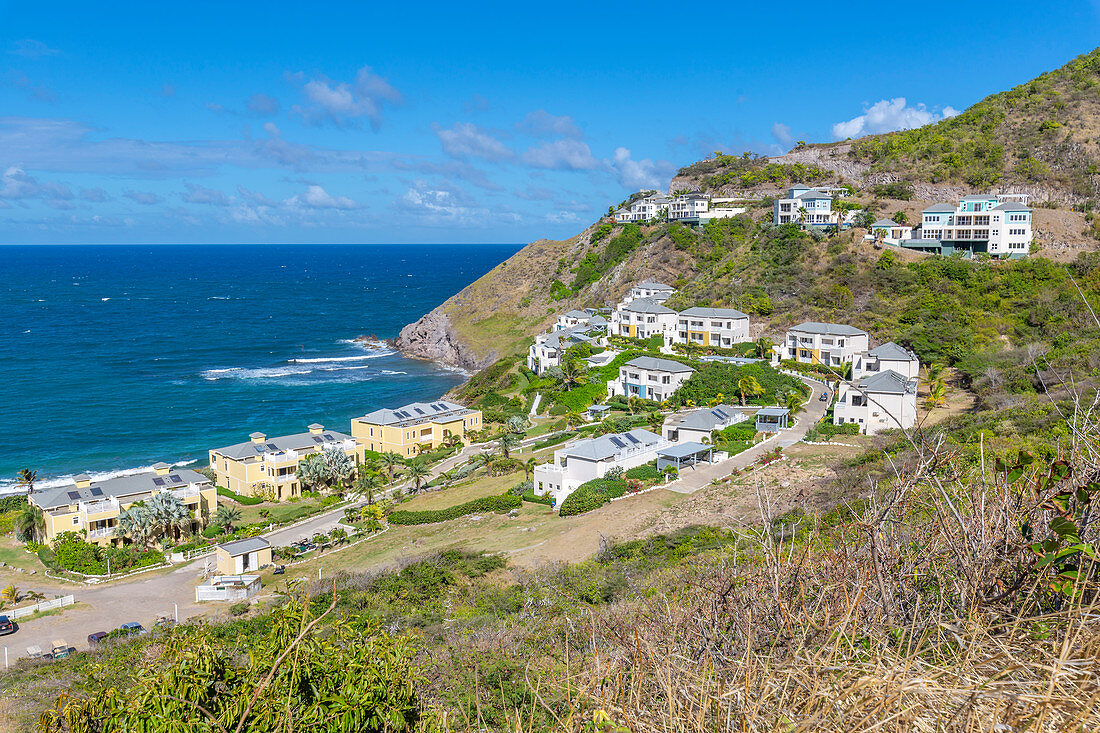 Blick auf Kittian Village und Karibik, St. Kitts und Nevis, Westindische Inseln, Karibik, Mittelamerika