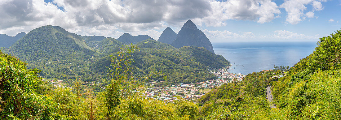 Panoramablick auf Soufriere mit den Pitons, UNESCO-Weltkulturerbe, dahinter St. Lucia, Windward Islands, Westindische Karibik, Mittelamerika