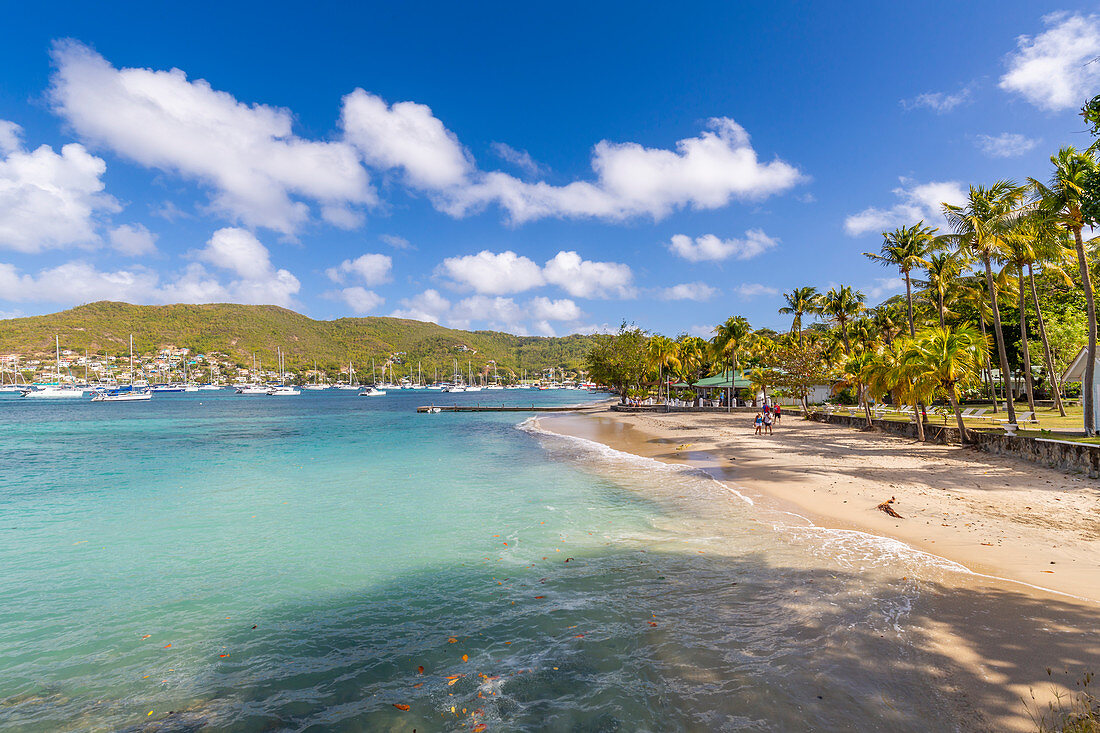 Der Strand von Port Elizabeth, Admiralty Bay, Bequia, The Grenadines, St. Vincent und The Grenadines, Windward Islands, Westindische Inseln, Karibik, Mittelamerika