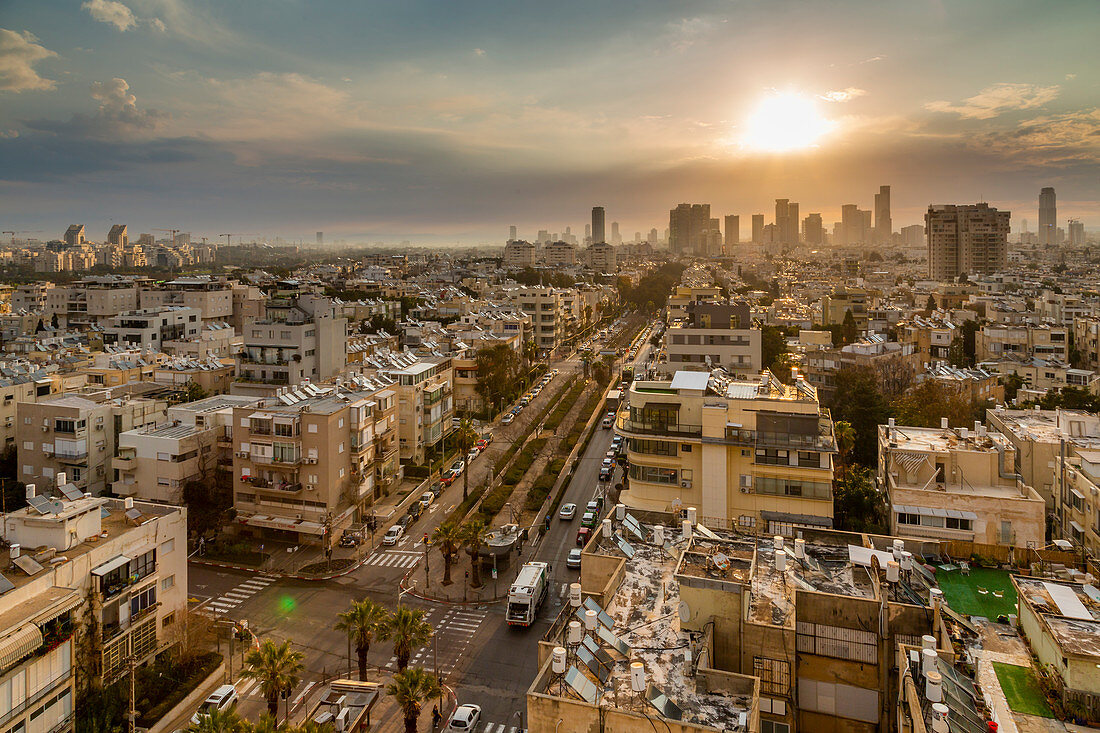 Sonnenaufgang über den Wolkenkratzern der Stadt Tel Aviv, Tel Aviv, Israel, Naher Osten