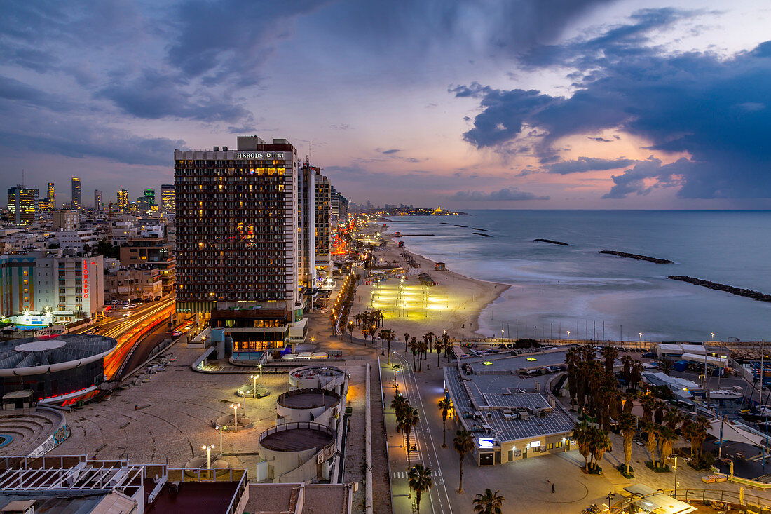 Erhöhter Blick auf die Strände und Hotels in der Dämmerung, Jaffa im Hintergrund, Tel Aviv, Israel, Naher Osten