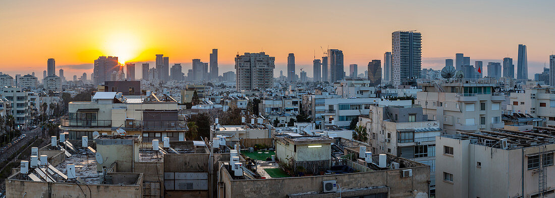 Blick auf die Skyline von Tel Aviv bei Sonnenaufgang, Tel Aviv, Israel, Naher Osten