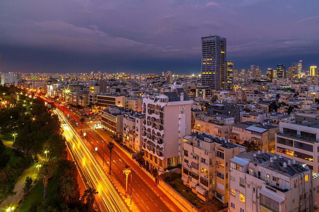 Erhöhte Ansicht der Wegbeleuchtung und der Skyline von Tel Aviv in der Dämmerung, Jaffa im Hintergrund, Tel Aviv, Israel, Naher Osten