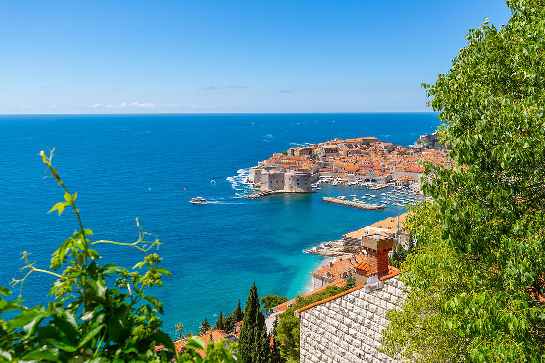 Blick von oben auf die Altstadt von Dubrovnik, UNESCO-Weltkulturerbe und auf die Adria, Dubrovnik, Dalmatien, Kroatien, Europa