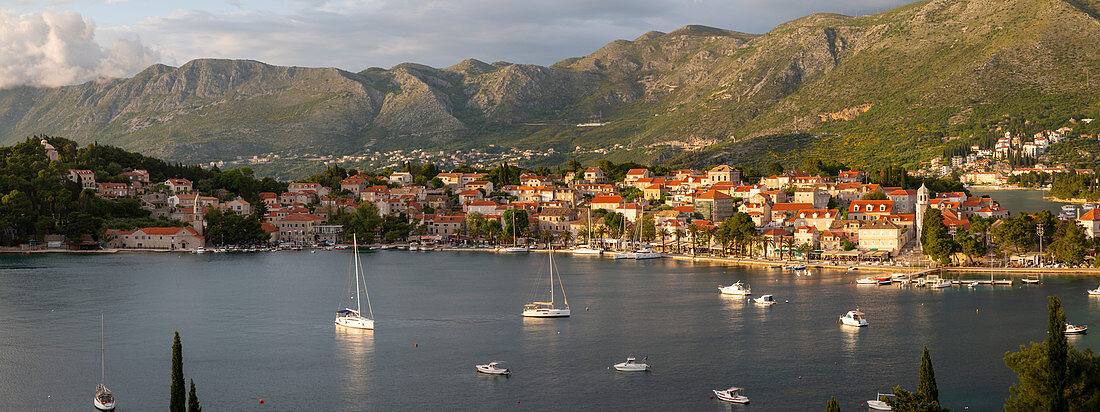 Panoramablick über Cavtat bei Sonnenuntergang von erhöhter Position, Cavtat an der Adria, Cavtat, Riviera Dubrovnik, Kroatien, Europa