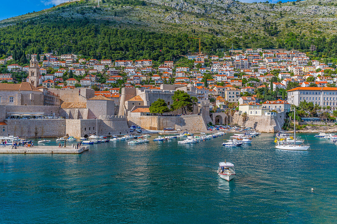 Boote im Hafen von der Altstadtmauer, UNESCO-Weltkulturerbe, Dubrovnik, Dalmatien, Kroatien, Europa