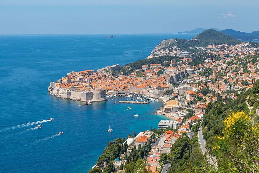 Blick auf die von Mauern umgebene Altstadt von Dubrovnik, UNESCO-Weltkulturerbe, und das Adriatische Meer aus erhöhter Position, Dubrovniker Riviera, Kroatien, Europa