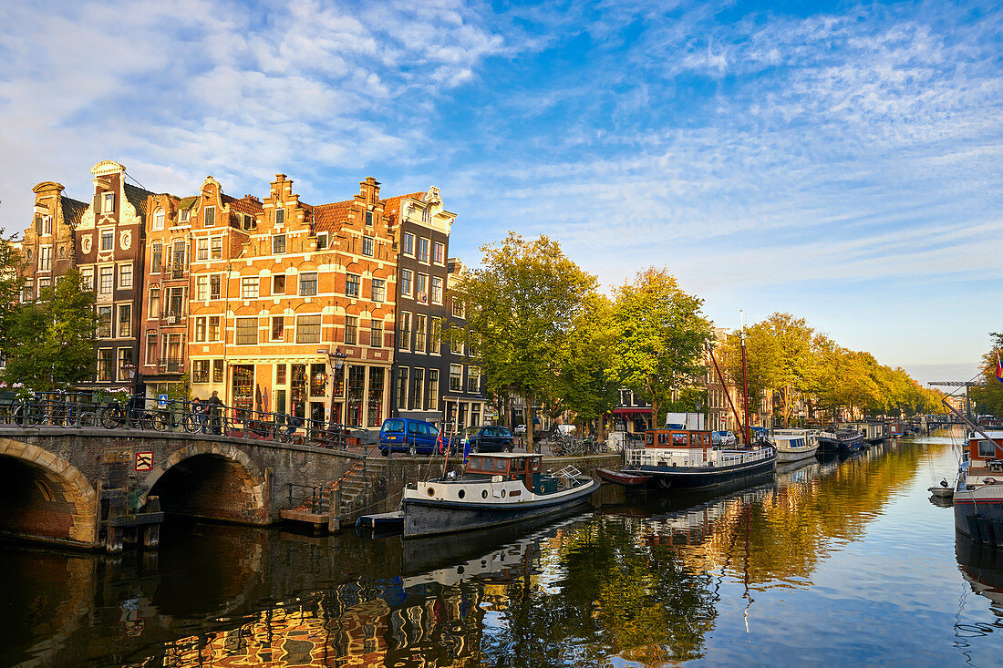Häuser und Brücke, wo Prinsengracht auf Brouwersgracht trifft in Amsterdam, Nordholland, Niederlande, Europa