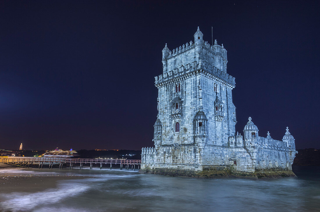 Kreuzfahrtschiff hinter Torre de Belem (Turm von Belem) (Turm von St. Vincent), UNESCO-Weltkulturerbe, Stadtteil Belem, Lissabon, Portugal, Europa