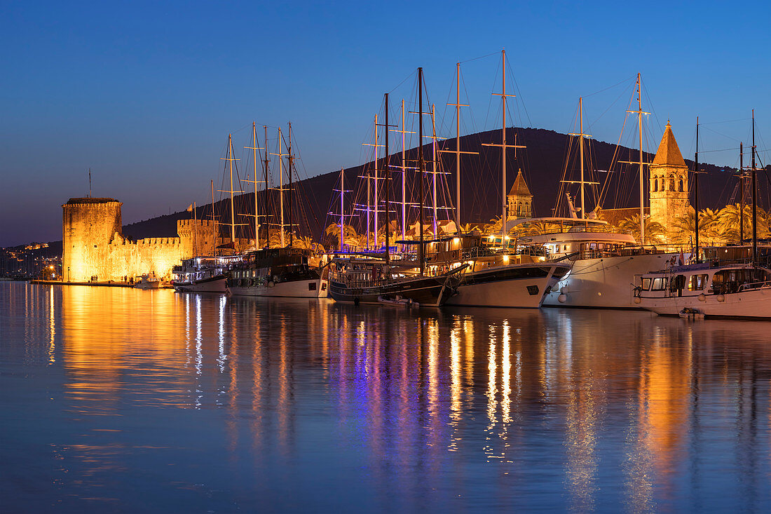 Hafen am Meer und Festung Kamerlengo, Altstadt von Trogir, UNESCO-Weltkulturerbe, Dalmatien, Kroatien, Europa