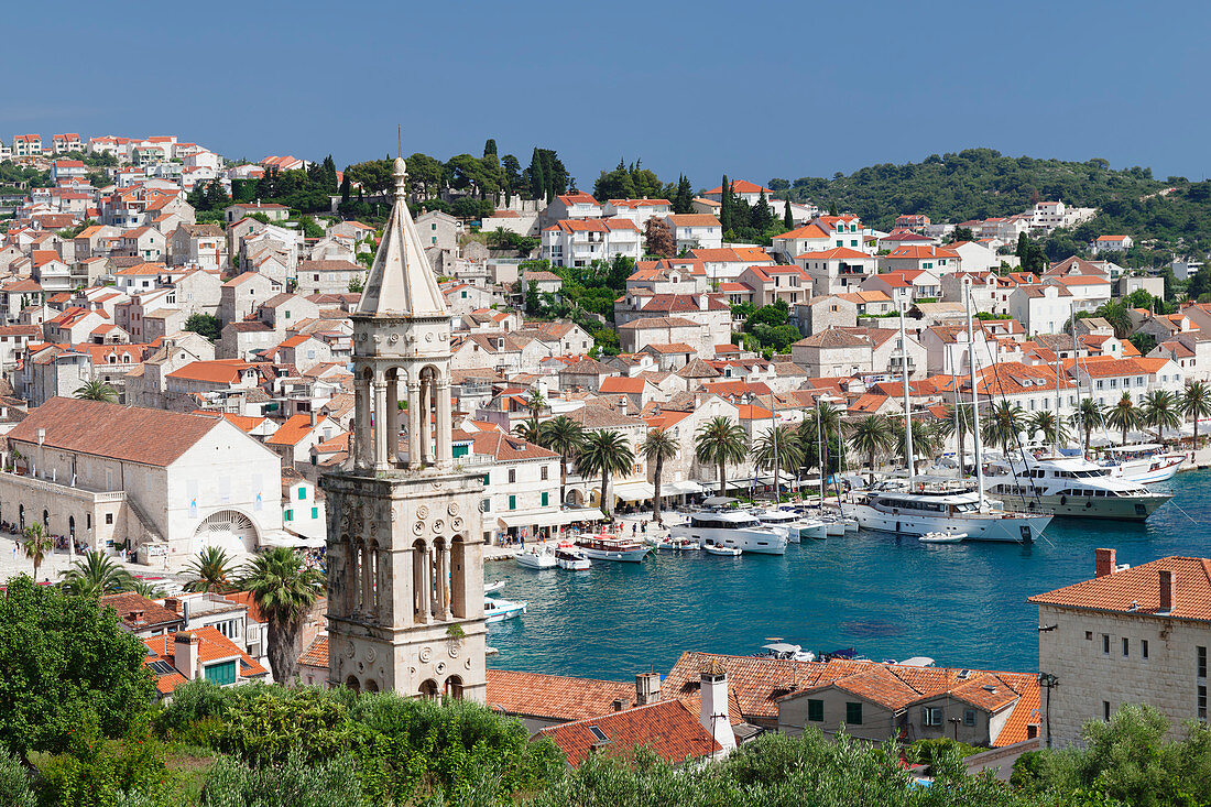 Blick von der Sveti Marko Kirche zum Arsenal und zur Promenade am Hafen, Hvar, Insel Hvar, Dalmatien, Kroatien, Europa