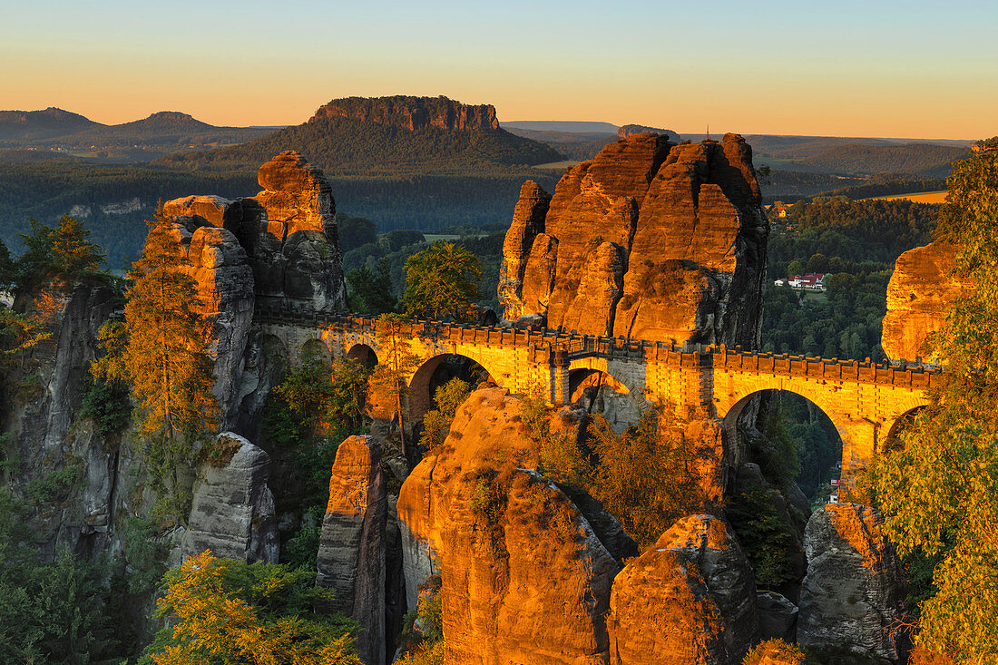 Blick von der Basteibrücke bei Sonnenaufgang auf den Berg Lilienstein, Elbsandstein, Sachsen, Deutschland, Europa