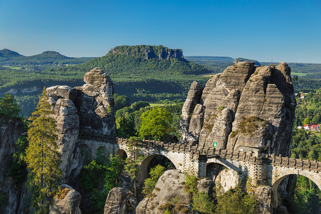 Blick von der Basteibrücke auf den Lilienstein, Elbsandsteingebirge, Sachsen, Deutschland, Europa